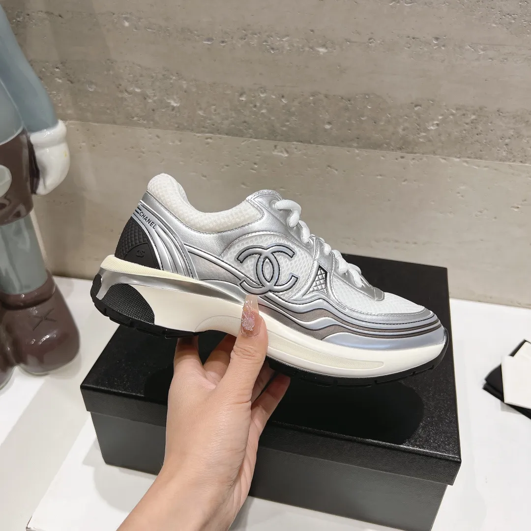 👟👟Ex-factory price 640👟👟 Chanel Chanel 24C Early Spring Resort Series Xiaoxiang Metal Casual Sports Shoes Gold Silver Horn King The latest foreign catwalk series Chanel Chanel 2024 Early Spring Series is held in the second smallest country in the world. The series is inspired by Monaco's international seaside lifestyle, from the F1 racing track to beach swimming pools, from casinos to tennis courts, to create a diverse and unique new series of racing driver's helmets, jumpsuits and other elements that have been reinterpreted to be more fashionable. Exquisite packaging at the delivery counter 🛍📦 ▪️Fabric: Original imported metal cowhide + technical fabric ▪️Inner lining: Original custom-made breathable mesh ▪️Sole: Original molded ultra-light foam combination outsole ▪️Sole thickness: 3.5CM ▪️Size: Women’s 35-41